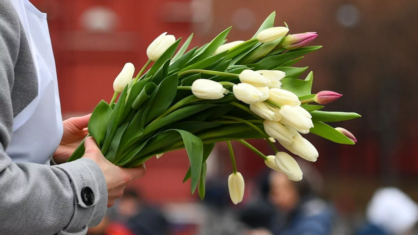 Большинство россиян назвали оптимальным вариантом празднование 8 Марта дома