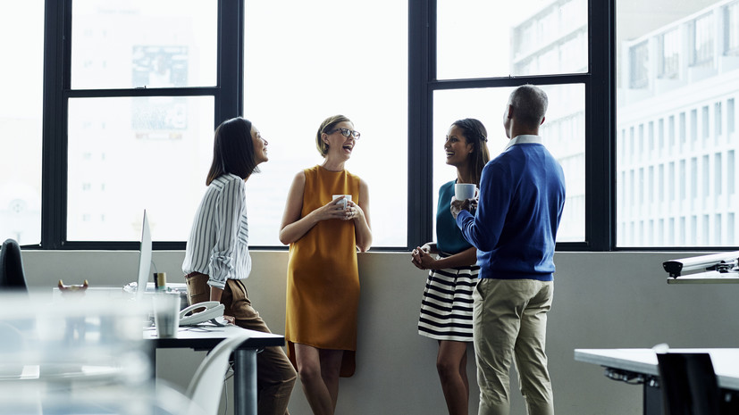 Разговорчивость и инициативность больше всего раздражают россиян в коллегах