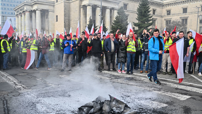 В Варшаве протестующие фермеры жгут мусор, покрышки и светоотражающие жилеты