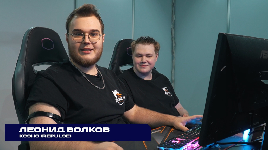 Геймеры играют в Counter-Strike с электрошокерами на руке