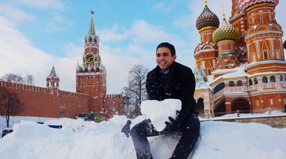 Иностранный турист у храма Василия Блаженного в Москве