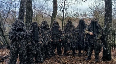 Военнослужащие ВС РФ в маскировочных костюмах группы «ZOV32: Масксети»