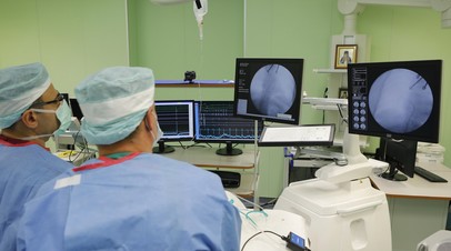Врачи проводят операцию на сердце методом криоаблации с целью лечения аритмии у пациента