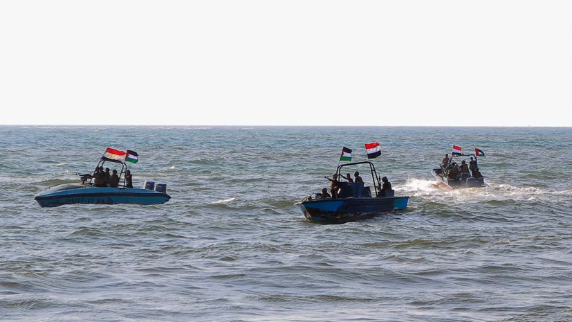 Власти Йемена сообщили, что атакованный хуситами британский сухогруз затонул