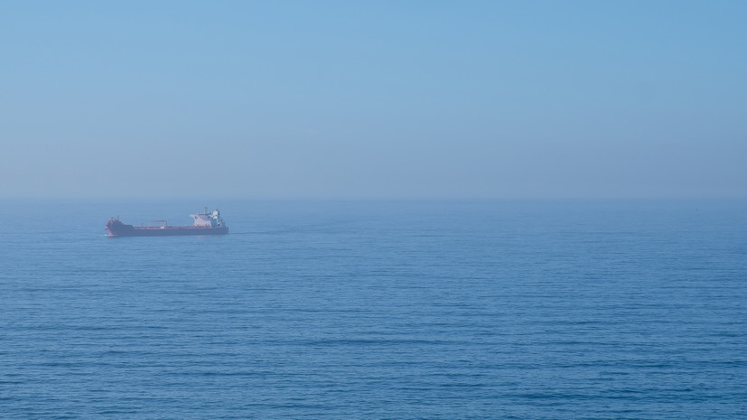 ВМС Британии: на судно у берегов йеменского порта Аден совершена атака