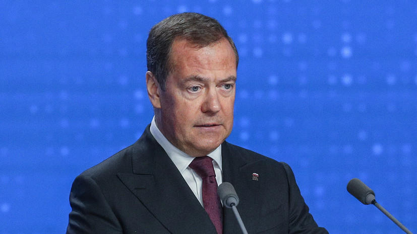 Медведев: нужно выгнать из России послов стран ЕС за отказ от встречи с Лавровым