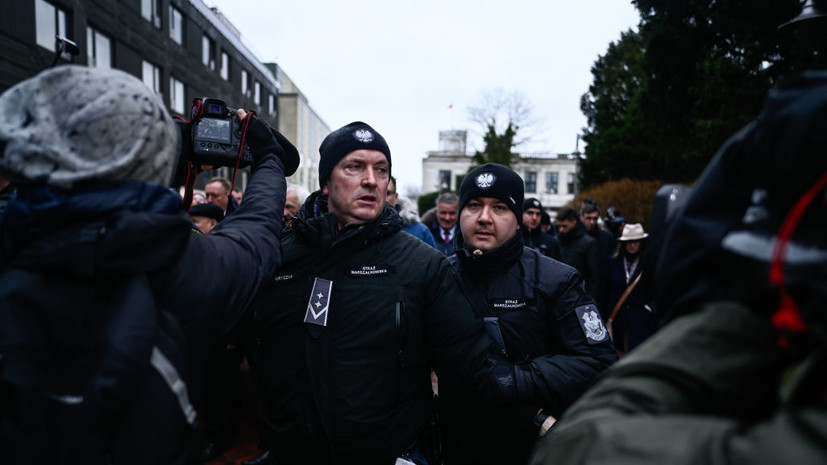 Полиция начала оттеснять протестующих польских фермеров из центра Варшавы