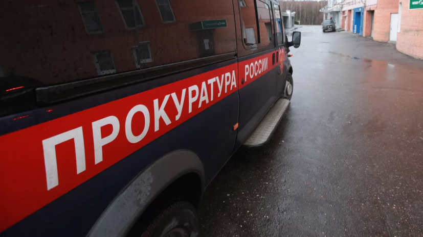 В Петербурге проводят проверку после падения школьника на лестничной площадке