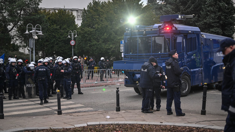 Несколько полицейских получили ранения во время беспорядков в Варшаве