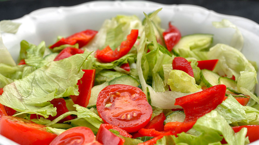 Диетолог Журавлёва высказалась о пользе салата из томатов и огурцов