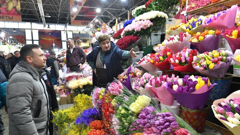 В России за год выросли продажи цветов, тортов и клубники перед 8 Марта