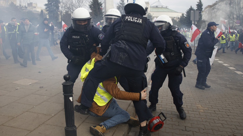 Полицейские задержали 52 человека во время беспорядков в Варшаве