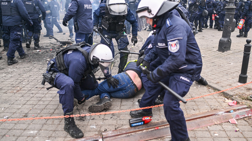 Глава МВД Польши: многие задержанные на протестах в Варшаве были пьяны