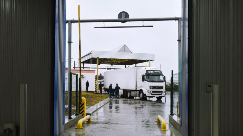 Власти Польши приняли решение не закрывать границу для украинских товаров
