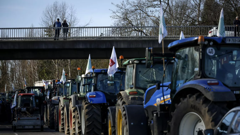Французские фермеры и рыболовы на 135 тракторах вышли на протесты