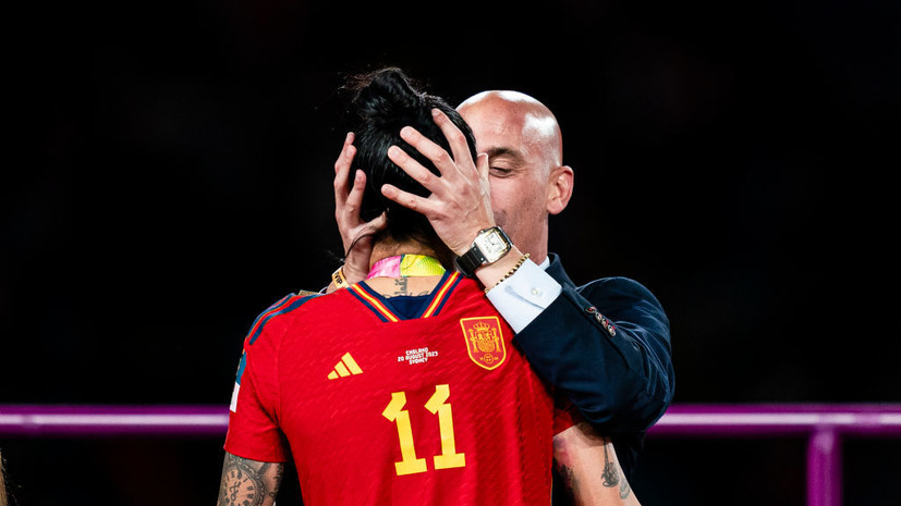 В Испании считают необходимым судить Рубиалеса за поцелуй футболистки Эрмосо