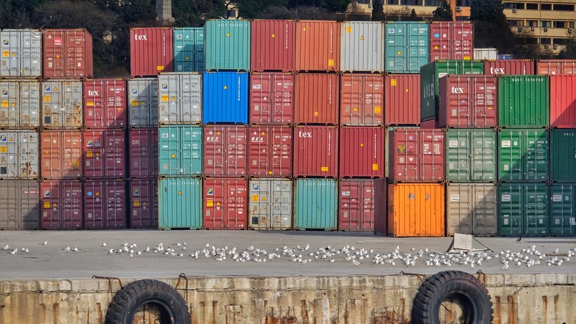 В порту на западе Турции контейнеровоз снёс краны