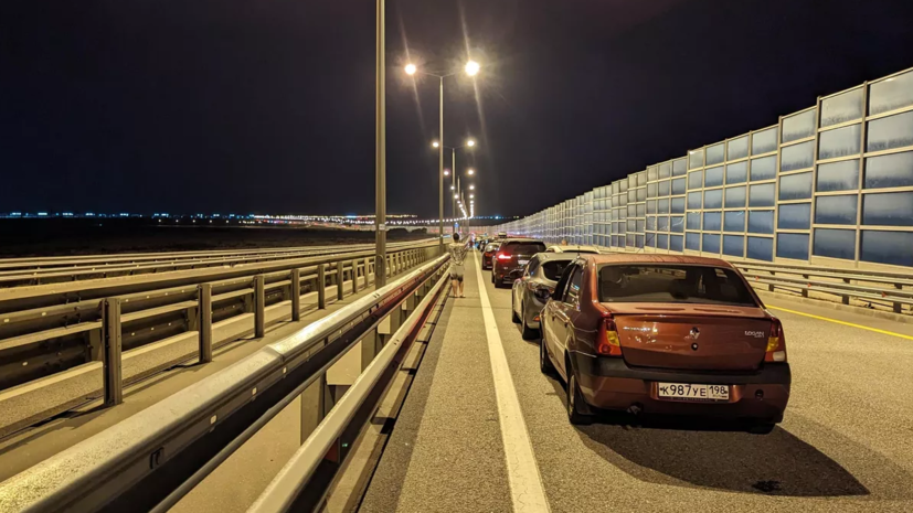 Движение автотранспорта по Крымскому мосту приостановили