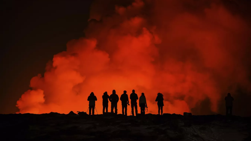 Лава на исландском полуострове Рейкьянес приближается к эвакуированному городу