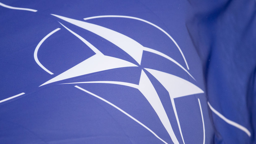 У здания парламента Швеции подняли флаг НАТО