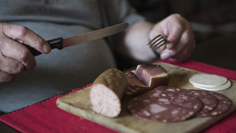 Нутрициолог Кузина посоветовала исключить из рациона колбасу при склонности к отёкам