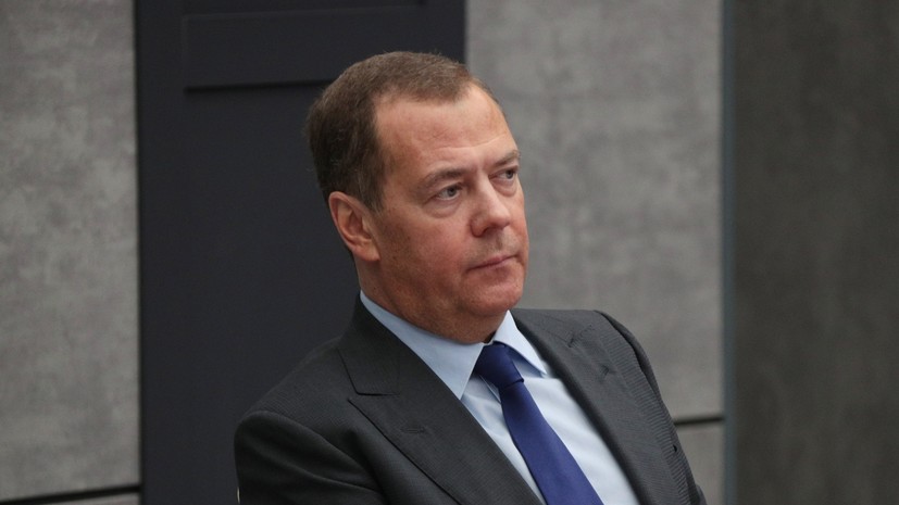 Медведев назвал «позорной слабостью» решение ФРГ не называть Путина президентом