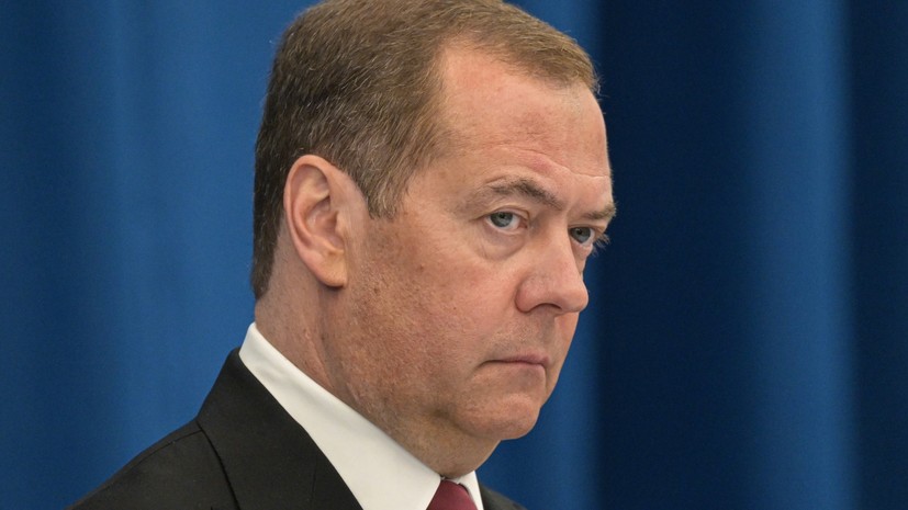 Зампред Совбеза Медведев: риторика Запада поражает противоречивостью