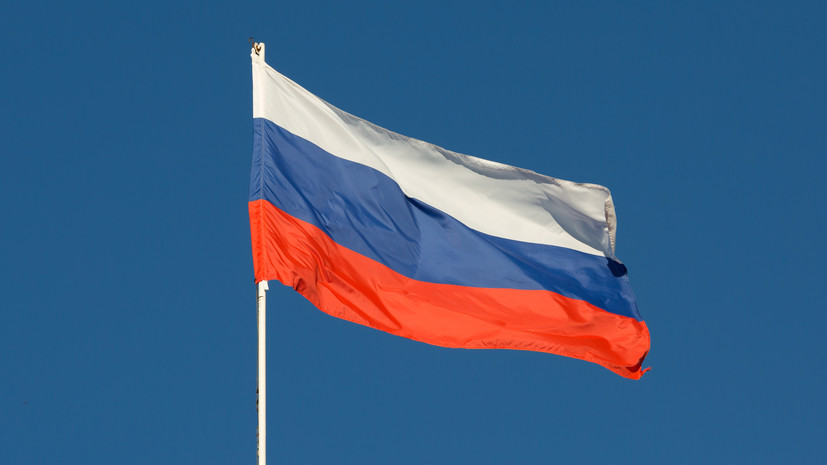 Госдума обязала вывешивать флаг России в вузах и детсадах