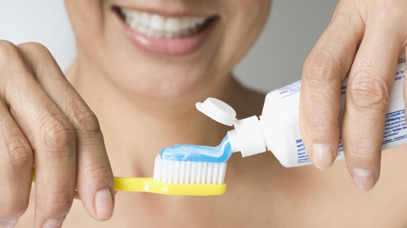 Стоматолог Хабадзе посоветовал чистить зубы за полчаса до завтрака