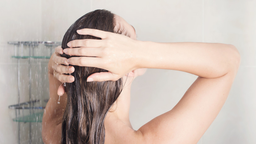 Реабилитолог Агапова посоветовала не мыть голову над ванной