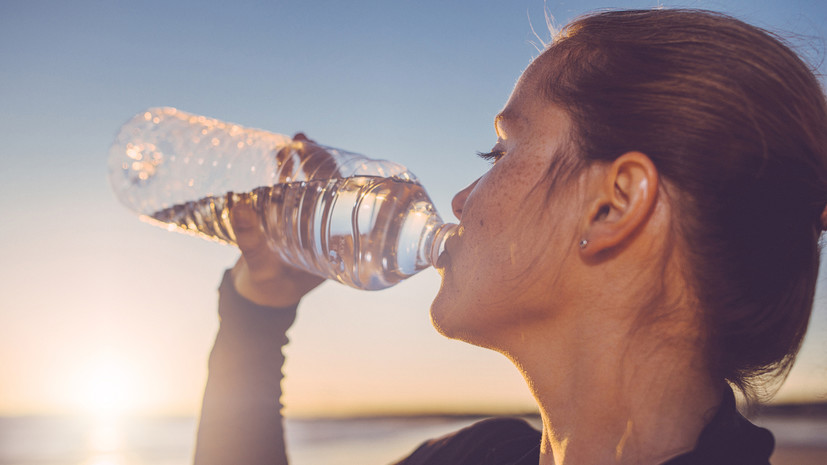 Терапевт Драпкина посоветовала пить больше воды для поддержания иммунитета
