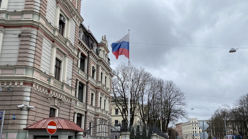 Посольство: полиция Латвии запрещает гражданам приносить цветы к посольству России в Риге