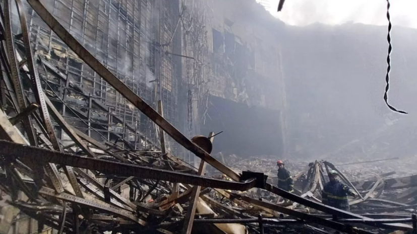 Техника начала вывозить мусор после разбора завалов в «Крокус Сити Холле»