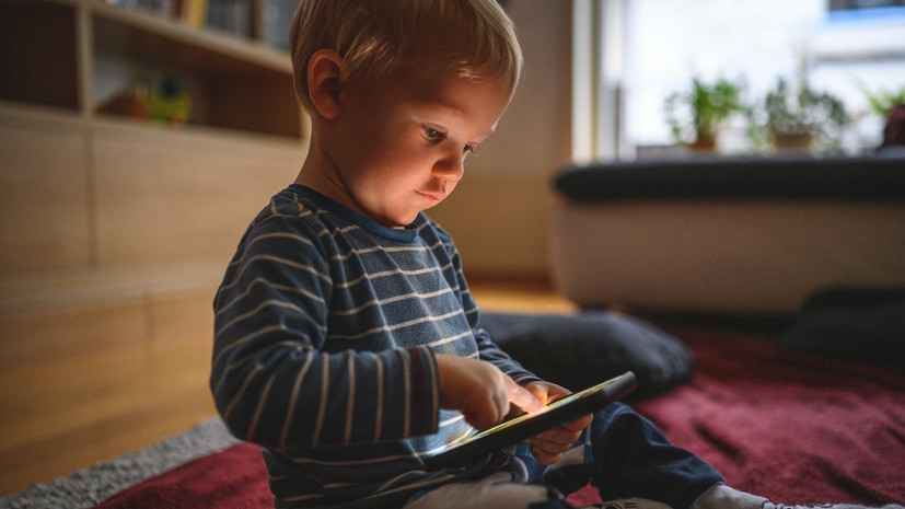 Невролог Неврюзина назвала гаджеты одной из причин головной боли у детей