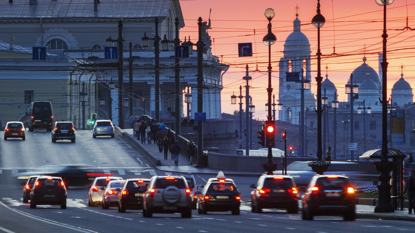 RT: торговый дом «Пассаж» в Петербурге возобновил работу после эвакуации