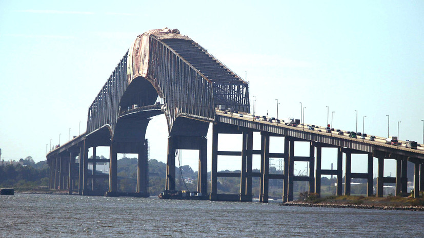 Sky News: семь человек могут находиться в воде после обрушения моста в Балтиморе
