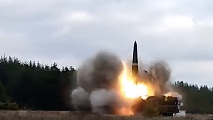 Гиперзвуковыми ракетами «Кинжал» и беспилотниками: ВС РФ нанесли групповой удар по военным объектам Украины