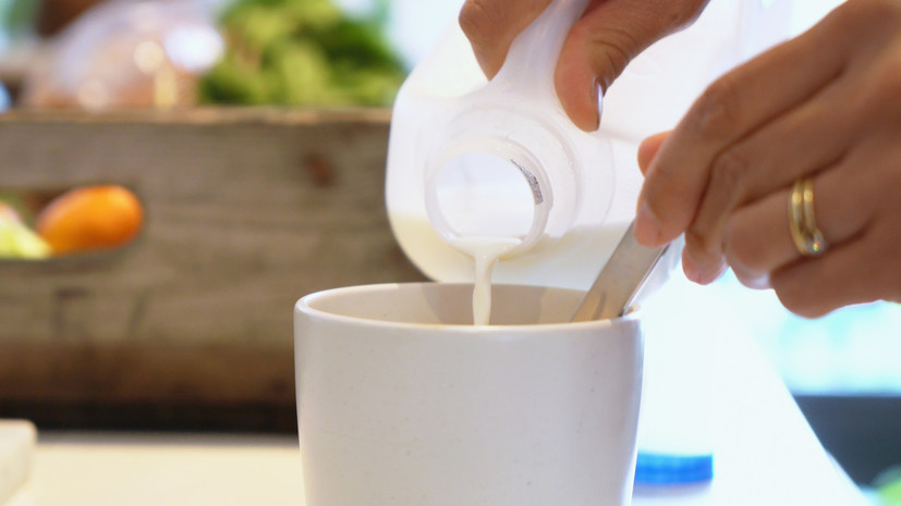 Специалист Ионова посоветовала не исключать молоко из рациона