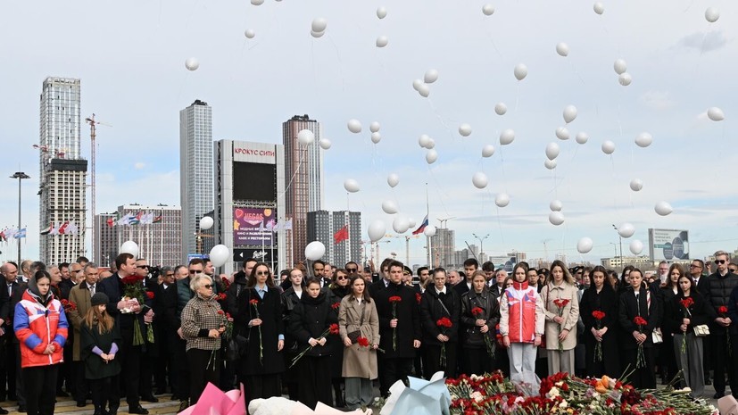 Белые воздушные шары запустили в небо в память о погибших в теракте в «Крокусе»