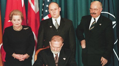 Церемония подписания документов о вступлении в НАТО Польши, Чехии, Венгрии (12 марта 1999 года) в присутствии госсекретаря США Мадлен Олбрайт