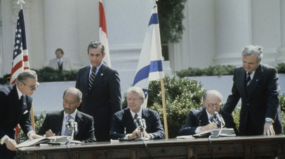 Президент США Джимми Картер с президентом Египта Анваром Садатом и премьер-министром Израиля Менахемом Бегином во время подписания мирного договора между Египтом и Израилем в Вашингтоне, 26 марта 1979 года