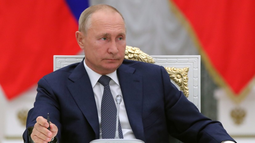 До 35 тысяч рублей: Путин поручил опережающими темпами увеличить МРОТ к 2030 году