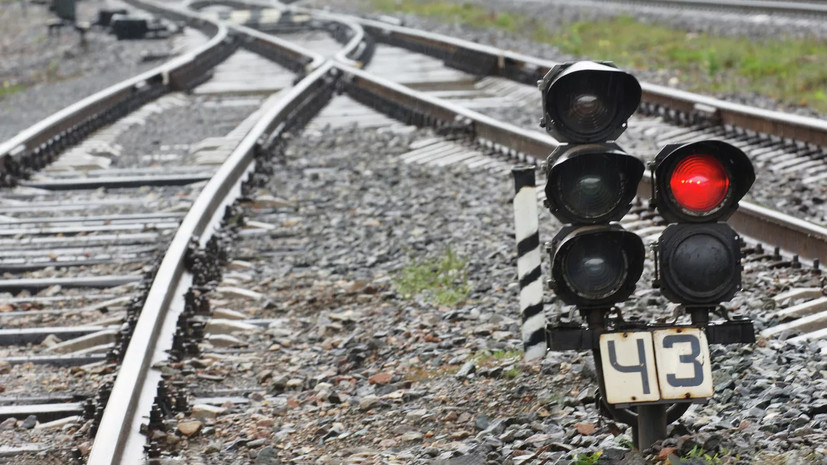 МЧС: пассажирский поезд врезался в грузовые вагоны в Красноярском крае