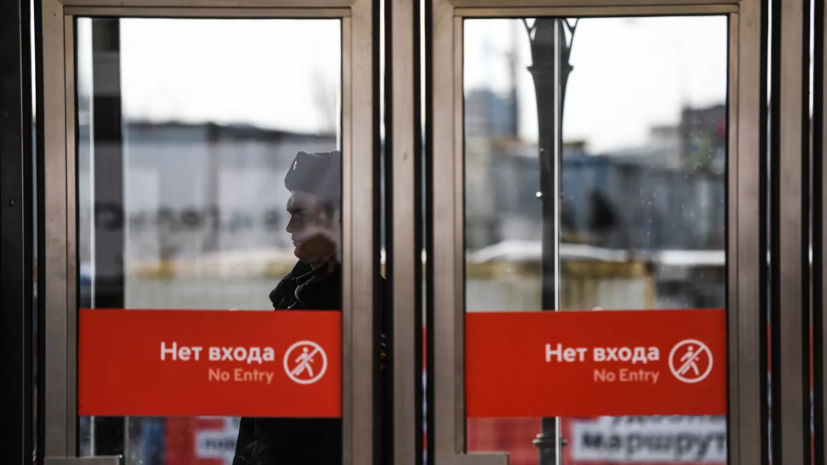 В вестибюлях метро Москвы начали снимать вторые двери