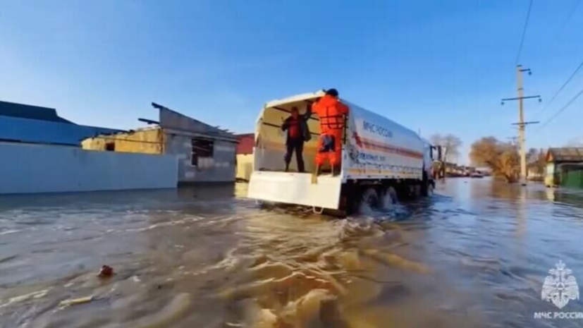 Мэр Оренбурга потребовал от жителей подтопленных домов эвакуироваться