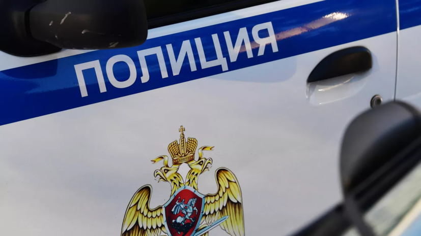 В Петербурге пьяный мужчина угрожал посетителям магазина гранатой