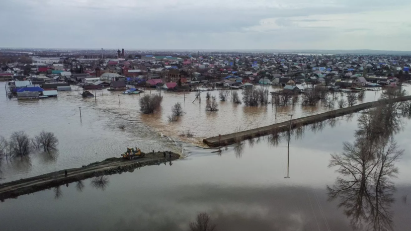 Прорыв дамбы произошёл на улице Борисоглебской в Орске, вода поступает в город