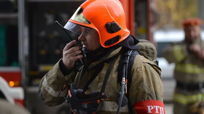 В Краснодарском крае на площади 1,7 тысячи квадратных метров горят ангары