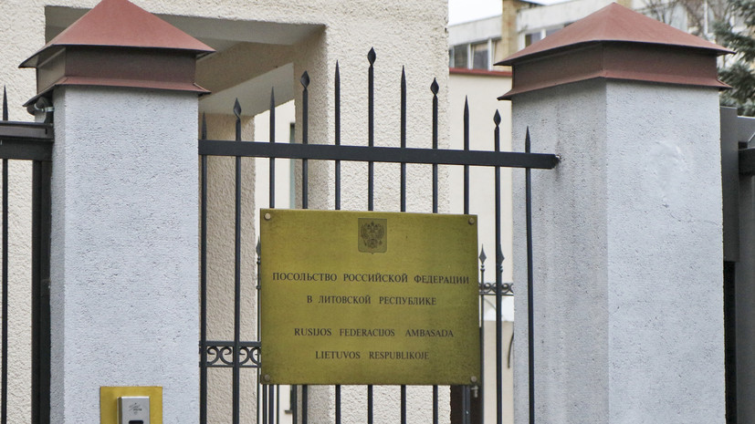 Delfi: в здание посольства России в Литве две ночи бросали «коктейли Молотова»