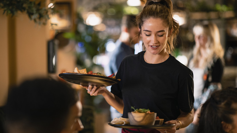 Половина россиян оставляет чаевые официантам и барменам